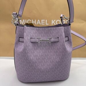 MICHAEL KORS Carson Md Logo Convertible Bucket Crossbody Shoulder
Lt Quartz
NWT